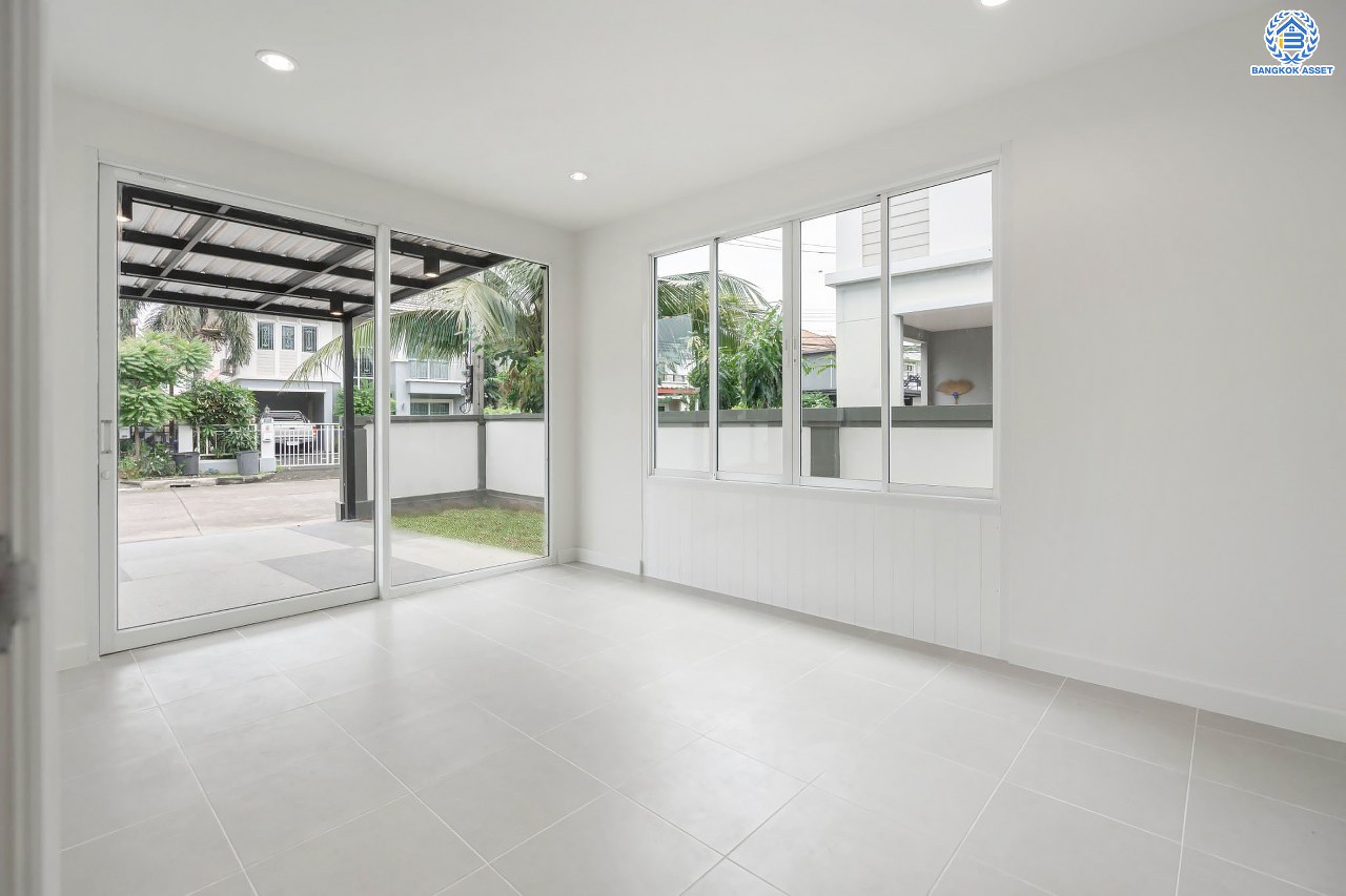 บ้านมือสองตกแต่งใหม่ ม.พฤกษาวิลเลจ11 ท่าอิฐ เนื้อที่ 52.5 ตร.ว. ฟังก์ชันพร้อม 3 ห้องนอน 2 ห้องน้ำ 1 ห้องอเนกประสงค์ จอดรถได้ 1 คัน บนทำเลศักยภาพ เข้า-ออกได้ทั้ง ถนนรัตนาธิเบศร์ และถนนราชพฤกษ์ ใกล้รถไฟฟ้าสายสีม่วง "สถานีบางรักน้อยท่าอิฐ"